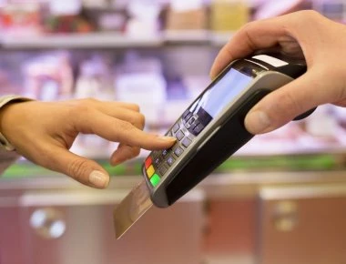 Τι αλλάζει τον Ιανουάριο στις δαπάνες με πλαστικό χρήμα- Ποιοι πρέπει να μαζεύουν ακόμα χάρτινες αποδείξεις